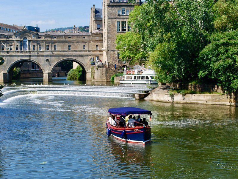 Pulteney Bridge and the weir on the Avon in Bath